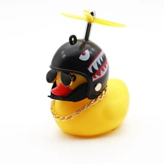 Patinho de decoração com capacete para carro e motocicleta