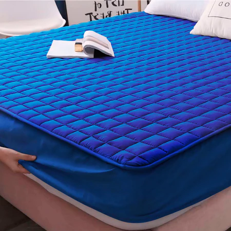 Detalhe do elástico da capa protetora impermeável para cama queen