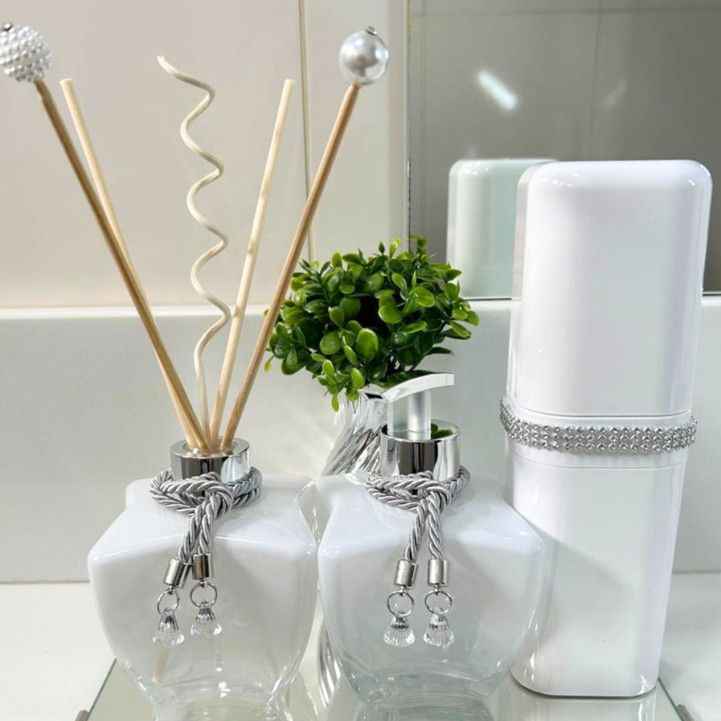 Imagem do Produto Kit Para Lavabo Jogo Banheiro Difusor Porta Sabonete Líquido e Escovas Varetas Decorativas + Organizador- K254-02 Coleção Grécia Branco/Prata