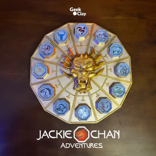Kit com 12 Talismãs do Jackie Chan com Base para colocá-los