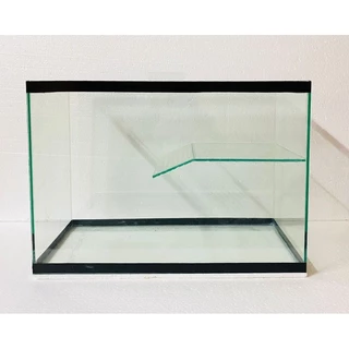 Aquário para tartaruga 43 litros, com rampa ampla de acesso, que possui relevos em silicone para auxiliar o réptil na subida na plataforma, grande, espaçoso e reforçado, feito em vidro 4mm que permite uma maior segurança para seu pet. Tamanho: (50x25x35)