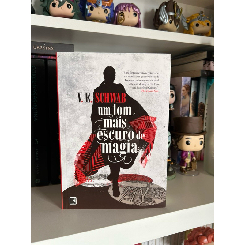 um tom mais escuro de magia vol 1 (com detalhe)