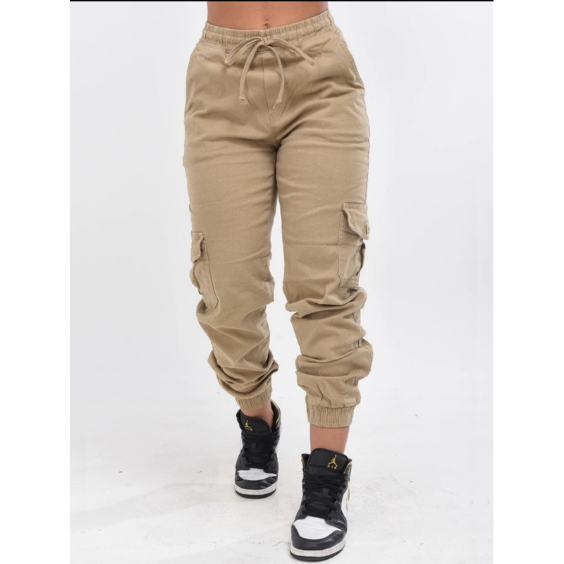 CALÇA JOGGER CARGO FEMININA COM BOLSOS LATERAIS DE BLOGUEIRA