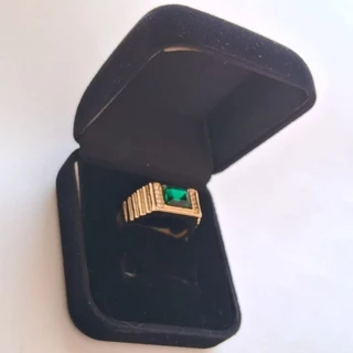 Anel dourado em metal com pedra mais caixinha