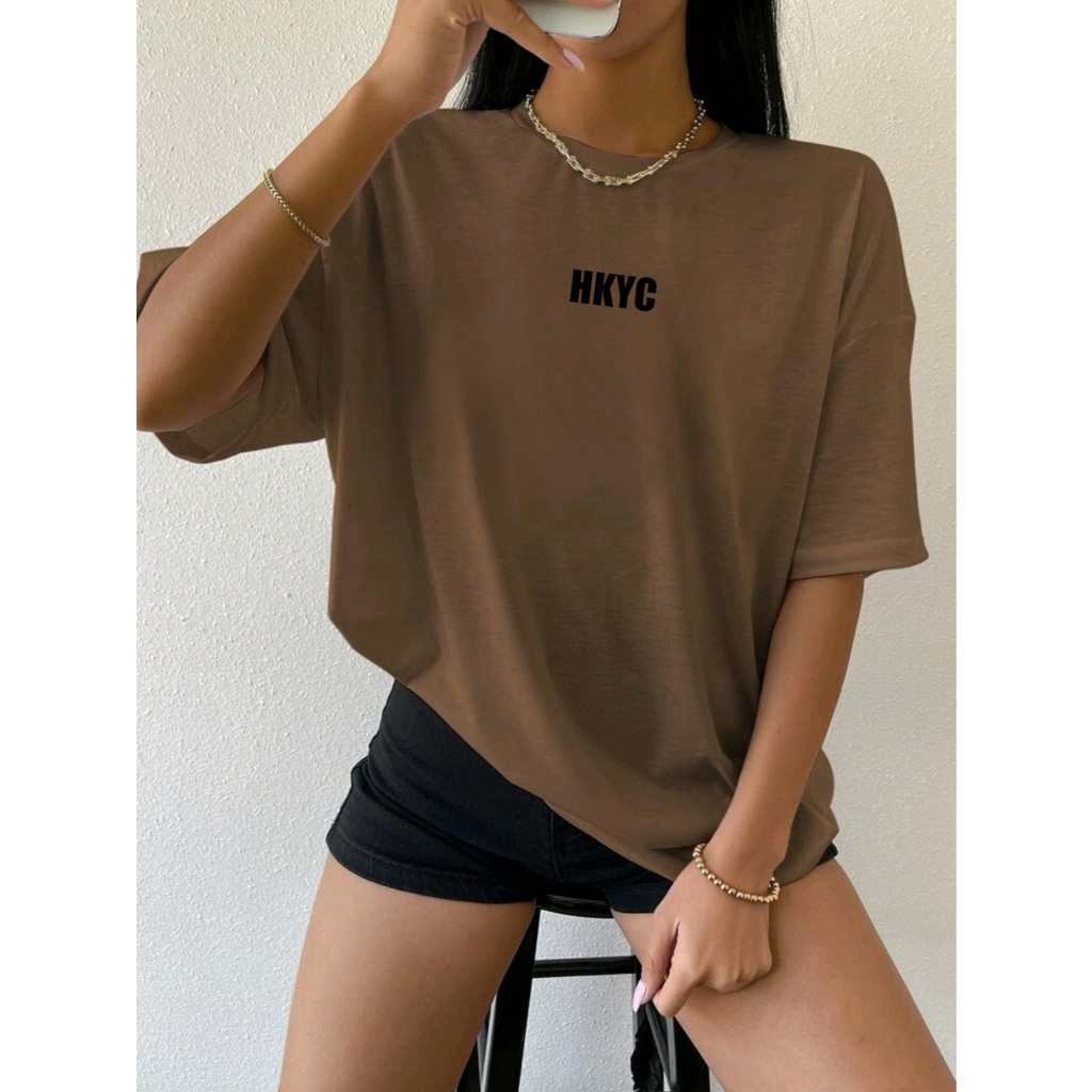 Camiseta T-Shirt feminino 100% algodão casual ombro caído com HKYC estampada