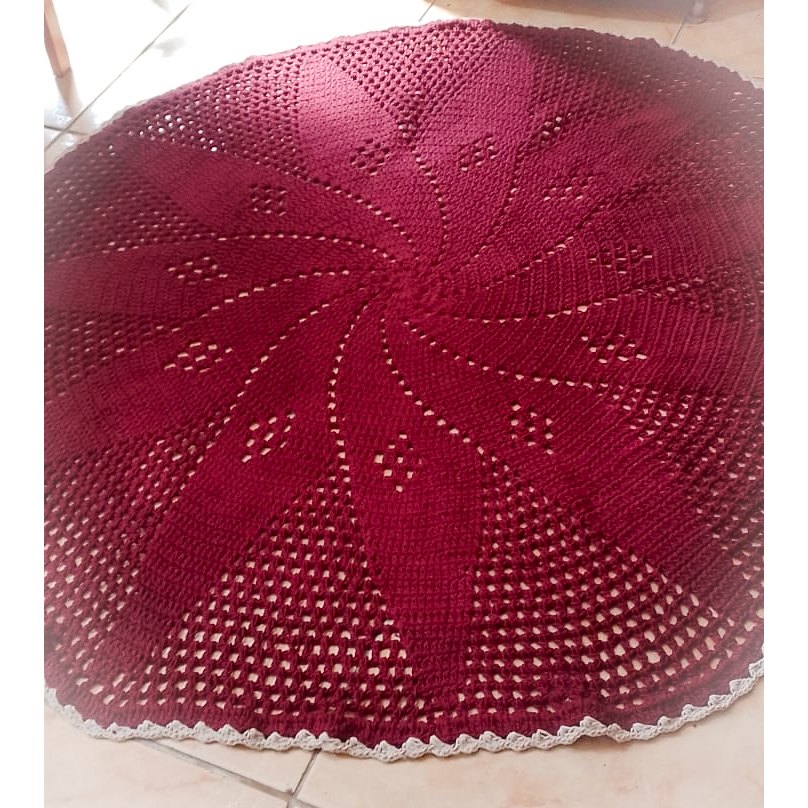 Tapete Redondo para Sala com Desenho de Flor, Bordado na Cor Vinho e Cru, Feito a mão!