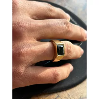 Anel Comendador Masculino Pedra Preta Banhado A Ouro