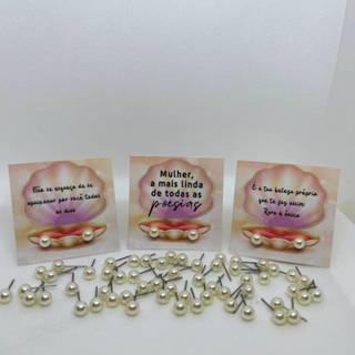 50 Pares Brinco de Pérola + Tag Mulheres Empoderadas / Lembrancinha Brinde Mimo para Cliente