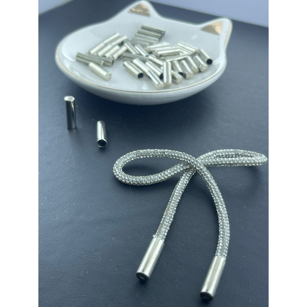 Ponteira metal para cadarço, tubo de strass e laço Comprimento 18mm X 4mm largura