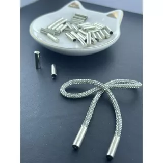 Ponteira metal para cadarço, tubo de strass e laço Comprimento 18mm X 4mm largura