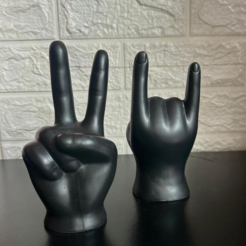 Enfeite Cerâmica Mão Decorativa Paz e Amor ou Rock-In Roll