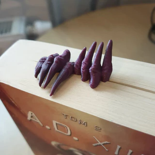 Marcador pagina de livro estilo mão de monstro