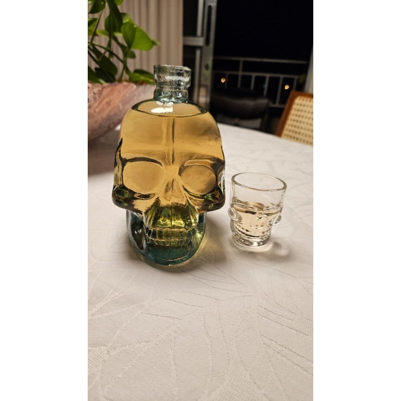 01Garrafa Caveira 750 ml e 01 Copo Caveira Shot 50ml