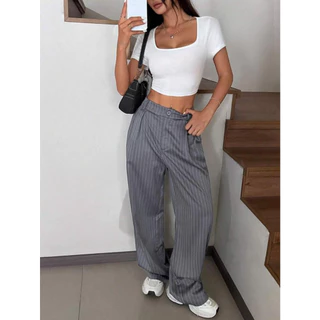 Calça Pantalona Alfaiataria Wide Leg Modelo listrado.