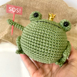 Sapo Reinaldo em croche inspirado assistente do vilão viral Tik Tok em Oferta na Shopee