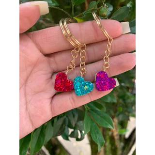 kit com 30 mini chaveiros de coração personalizado em resina
