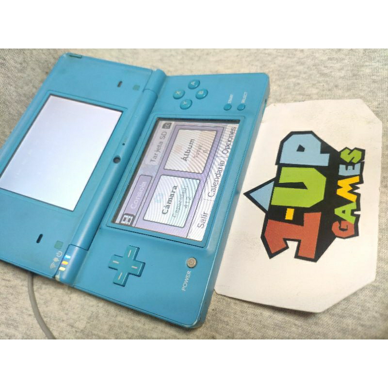 Nintendo dsi. funciona. a tela de cima está ruim. sem caneta. marcas de adesivos. com fonte