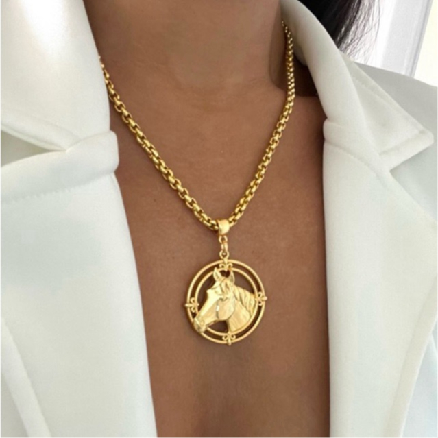 Colar feminino cowtrin cavalo banhado a ouro 18k com verniz italiano