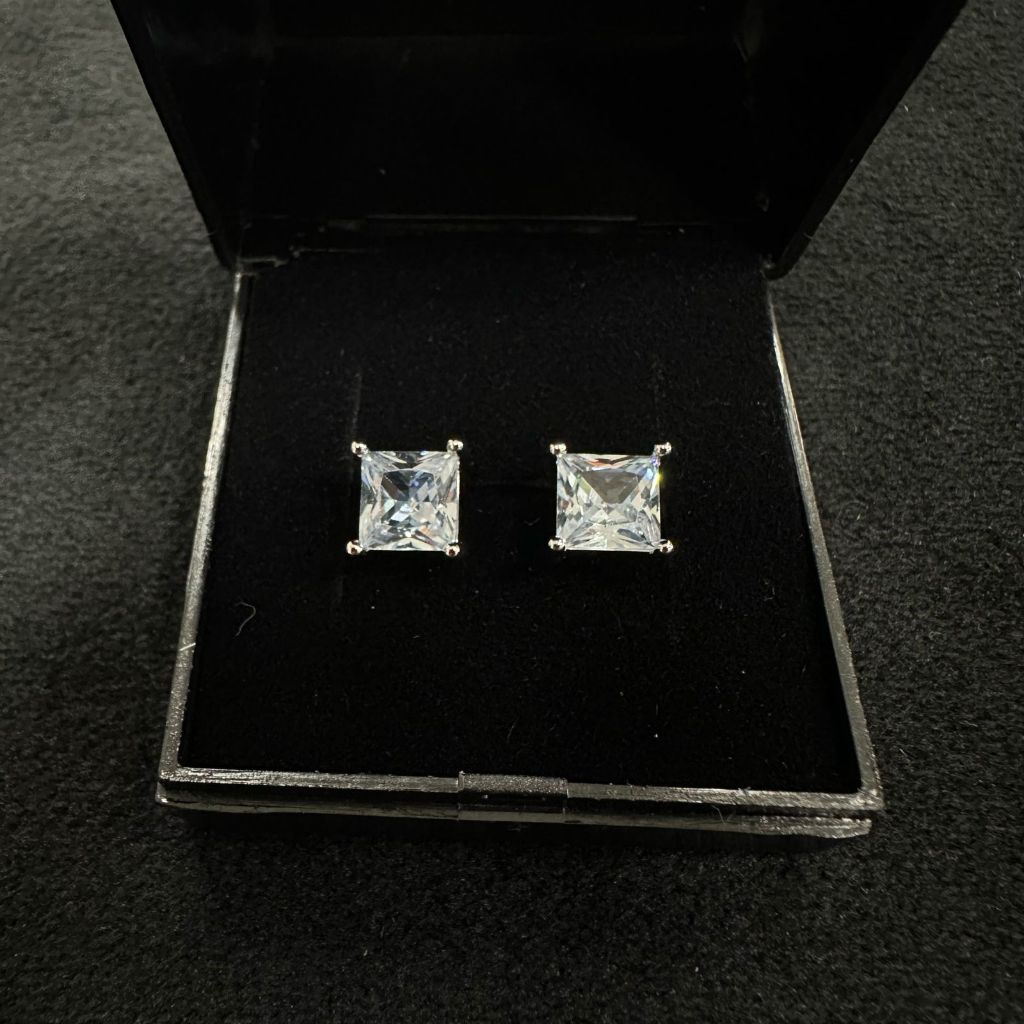 Brinco ice cravejado em zircônias quadrado Diamantees Brilhante