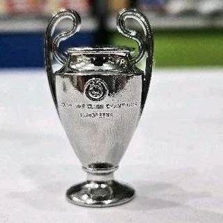 Miniatura feita em Metal da Taça "UEFA CHAMPIONS LEAGUE"