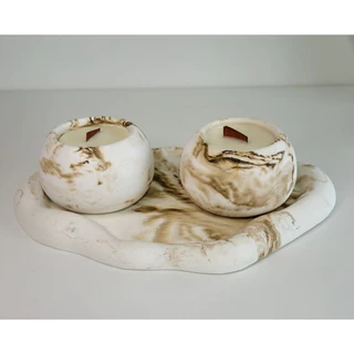 Duas Velas Aromáticas e Bandeja Nuvem Orgânica em Concreto Marmorizado Caramelo e Branco