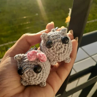 sad hamster de crochê chaveiro