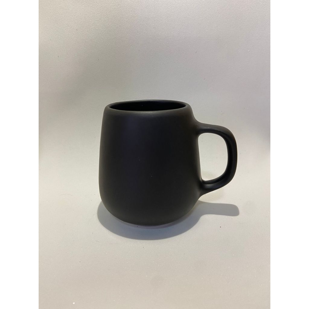 Caneca Artesanal de Procelana Fosca Preta