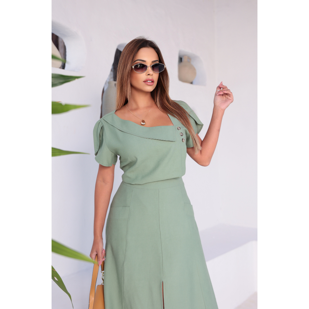 Conjunto viscose sarjada blusa manga curta com decote canoa saia midi  modelo evasê com bolsos e fenda frontal