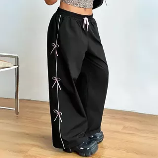 Calça larga preta com Laços Rosa na Lateral e Cordão Rosa