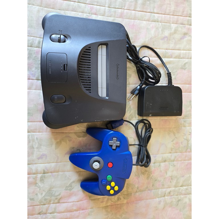 Nintendo 64 com controle e fonte