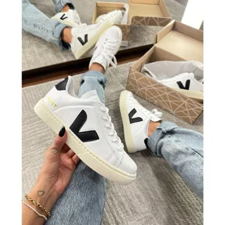 Tenis Feminino de Cadarço Casual em promoção
