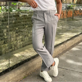 Calça Social Alfaiataria Masculina em tecido Microfibra Cinza Claro, bolsos laterais e posteriores e aviamentos de alta qualidade. Peça ideal para quem busca transmitir formalidade no trabalho, festas e eventos especiais.