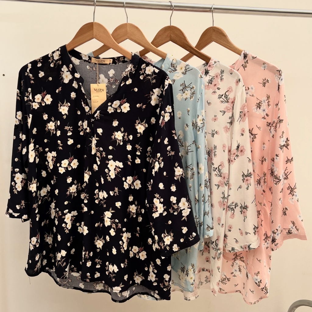 Camisa Blusa Plus do GG ao G2 de viscose meia estação manga três quartos estampada florzinha com decote três botões