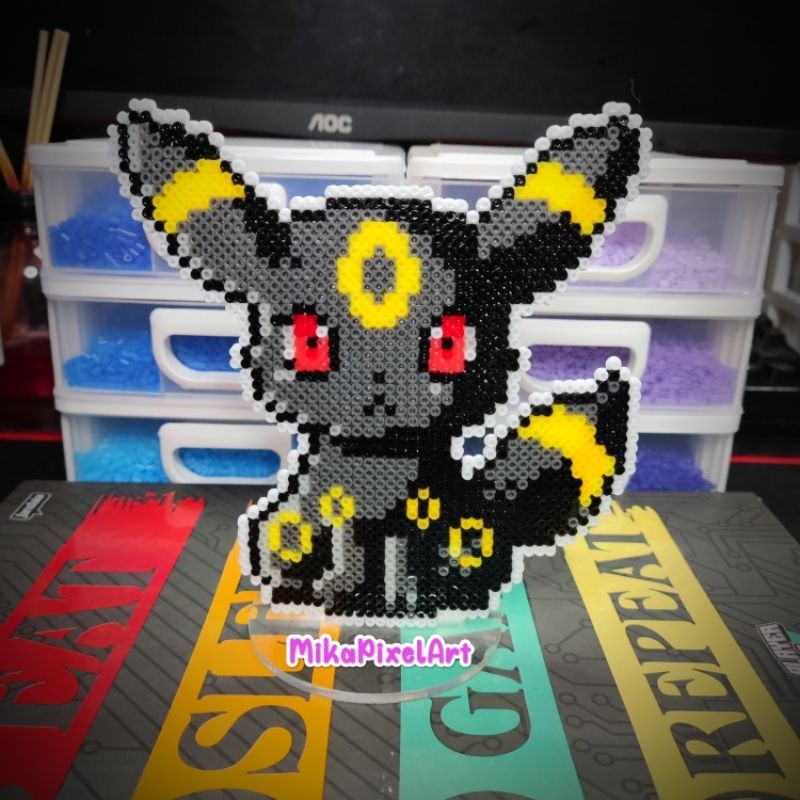 Ímã / totem Umbreon do Pokémon em pixel art