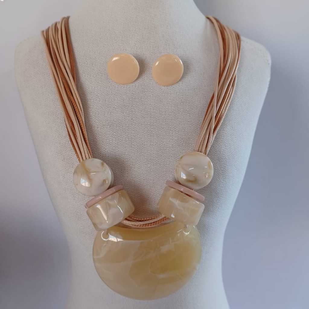 conjunto maxi bijuteria colar e brinco na cor bege