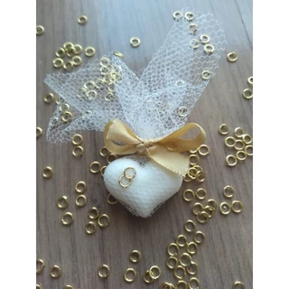 Kit 40 mini coracao de sabonete artesanal com Tule cetim e alianças dourada