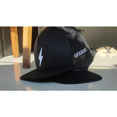 Boné Promocional com Raio Branco. Chapéu Preto com aba ajustavel.