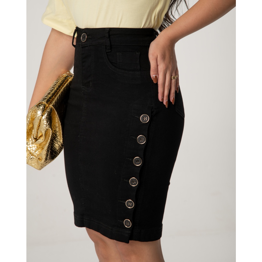 Saia Preta Secretária com Botões Laterais e Lycra Moda