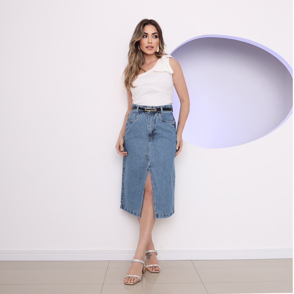 Saia midi jeans com detalhe de fenda acompanha cinto feminino