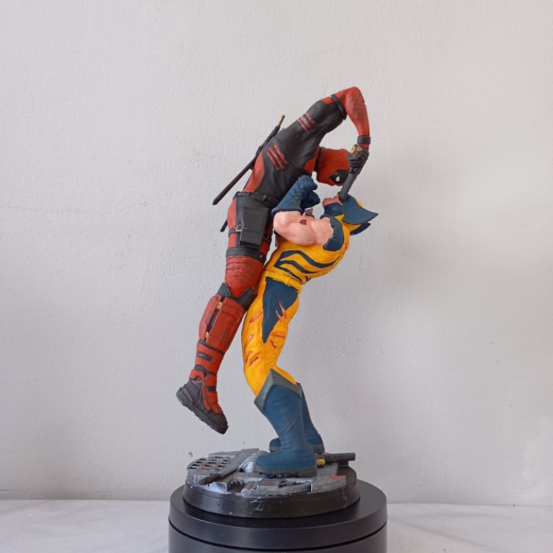 Diorama Wolverine x Deadpool 26,5cm Itens Colecionáveis Figuras de Ação