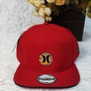 BONÉ ABA RETA TAMANHO ÚNICO VERMELHO