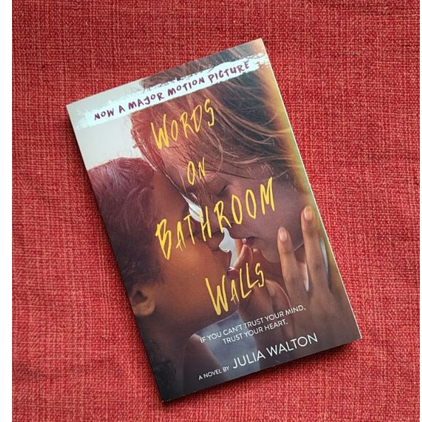 LIVRO IMPORTADO Words on Bathroom Walls (Julia Walton) | Shopee Brasil