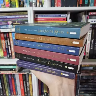 LIVRO - Coleção Percy Jackson - Rick Riordan (O Ladrão De Raios, O Mar De Monstros, A Maldição De Titã, A Batalha Do Labirinto, O Último Olimpiano E Os Arquivos Do Semideus)