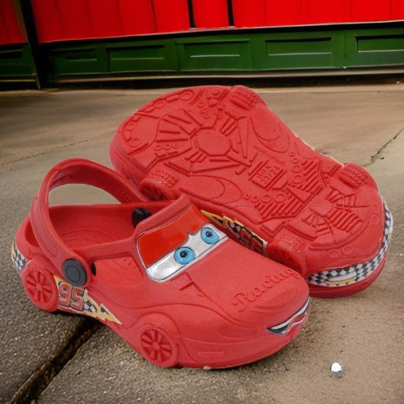 Sandália Babuche Croc Infantil Carros: Conforto e Estilo para Pequenos Pilotos!