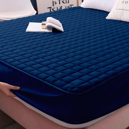 Capa protetora impermeável preta com elástico para cama solteiro