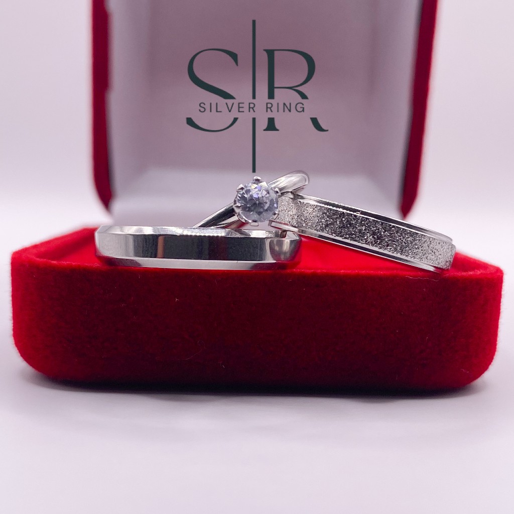 Par de Aliança Namoro Compromisso Diamantada e Chanfrada Brilhante Prata 4mm + Anel Solitário + Caixinha Vermelha