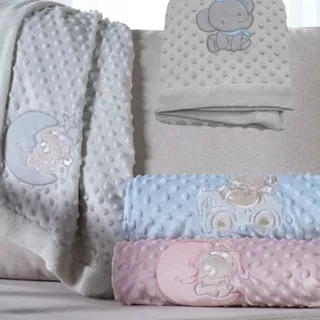 Manta Bebê Infantil Dots Camada Dupla De Plush Com Aplique Bordado Acabamento Bordas Emolduradas