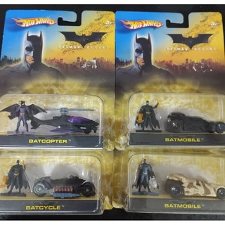 Hot Wheels Batman Begins acompanha boneco, Batcycle, Batmobile, Batcopter.