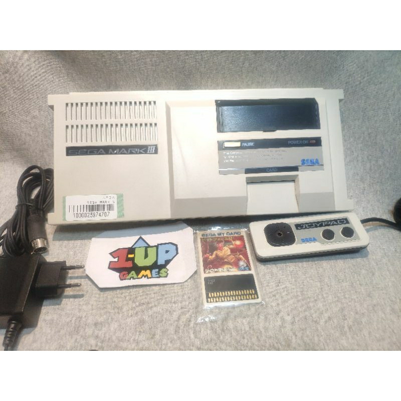 console videogame antigo Sega Mark 3. com um controle, cabo av