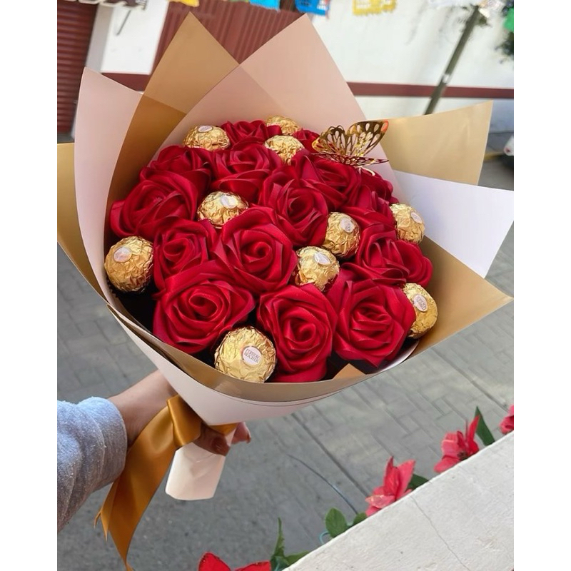 Buquê Ferreiro Rocher com Rosas Eternas | Enviado MONTADO | Rosa de Cetim | Raffaelo | Ouro Branco | Sonho de Valsa